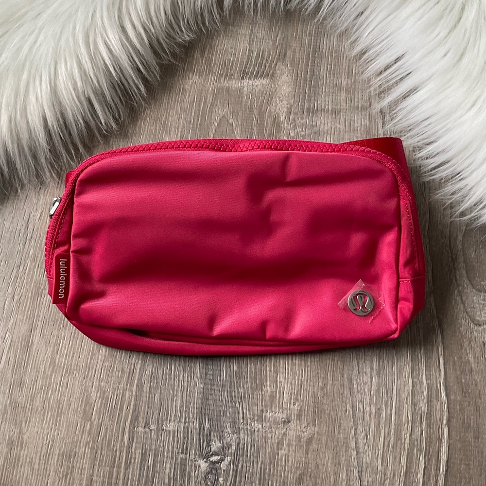 🍋🍒LULULEMON Everywhere Belt Bag 1L- Cherry Mist